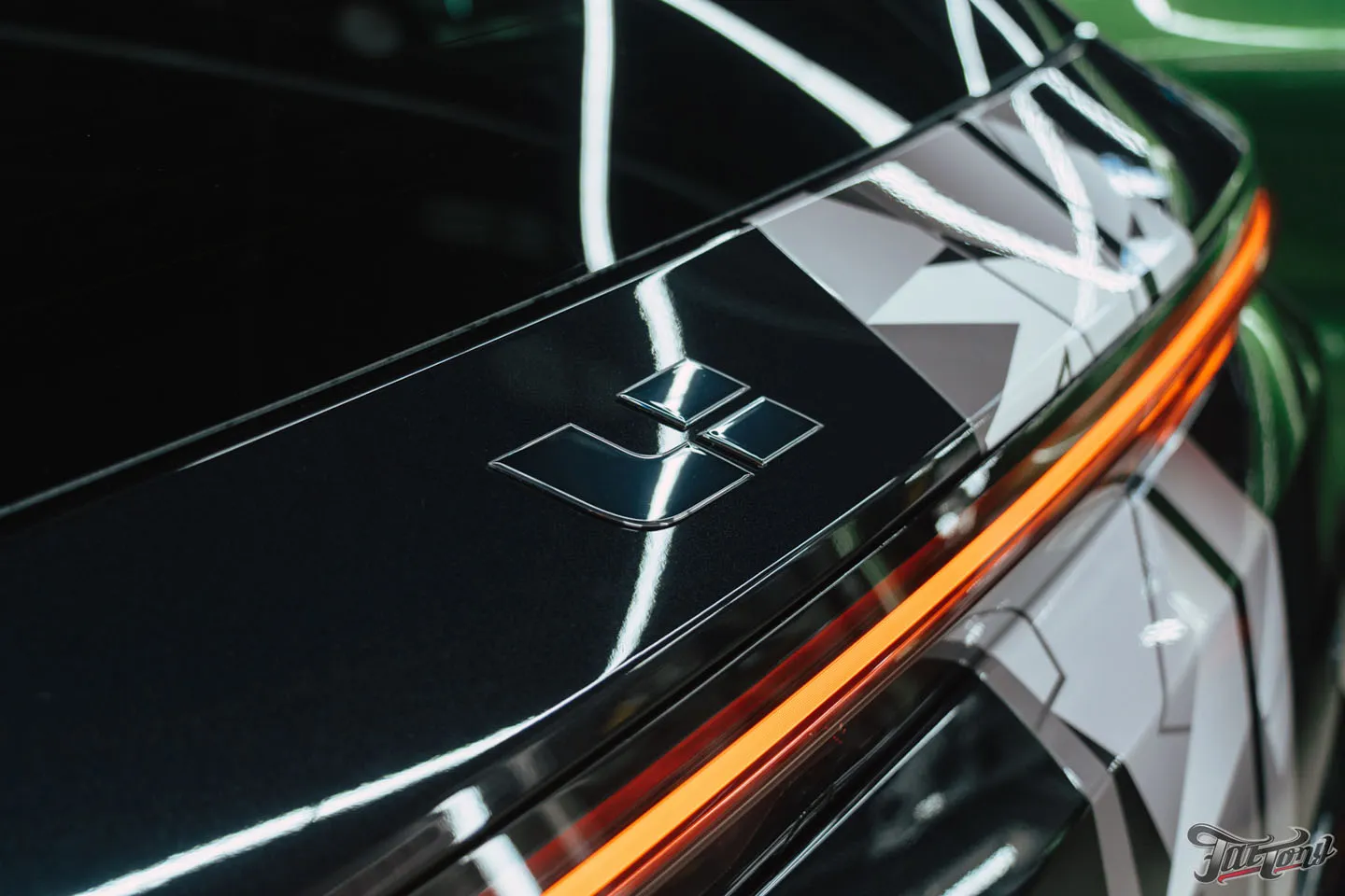 Добавили винилографию и полностью оклеили Li Auto L7 (LiXiang L7) полиуретаном, затонировали шильдики, защитили глянец в салоне, почистили и обработали керамикой кожу